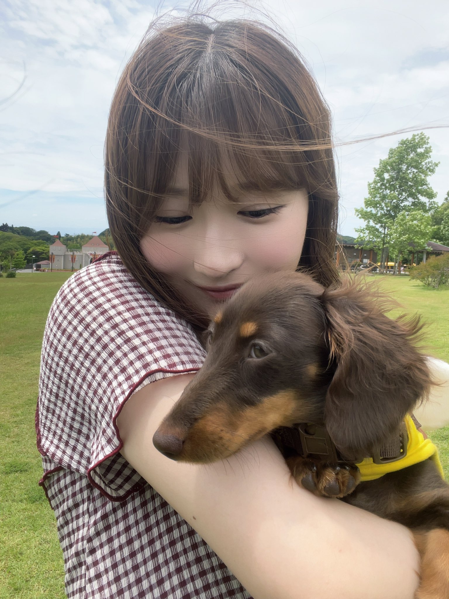2024年、近藤あさみが愛犬ココちゃんをやさしく抱きしめる屋外ポートレート